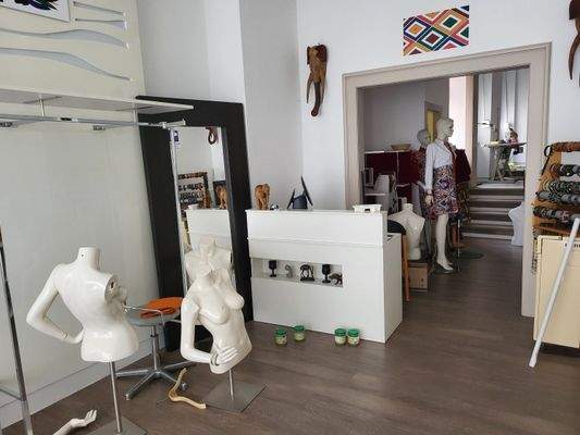 Ladenbereich links mit Aufgang zum Hochparterre