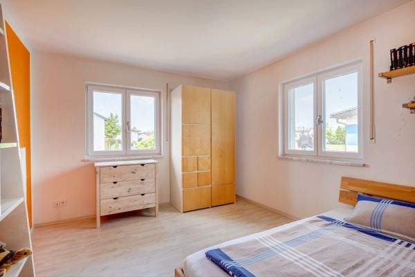 Kinderzimmer mit Fenster nach Süden und Westen