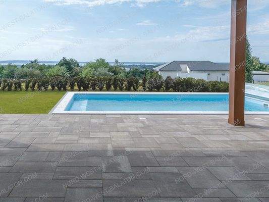 Terrasse mit Pool und Blick auf den Balaton