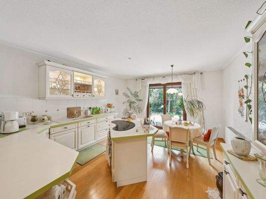 Küche mit Terrassenzugang