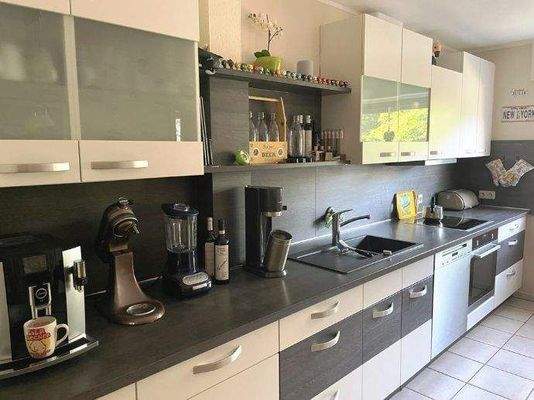 moderne Einbauküche mit Markengeräten