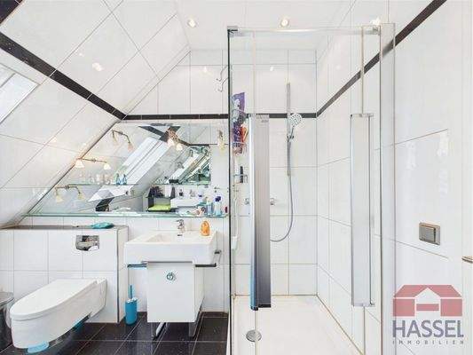 Mit Dusche und zwei Waschbecken