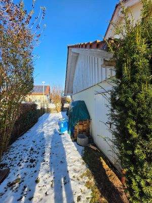 Zugang neben Garage 