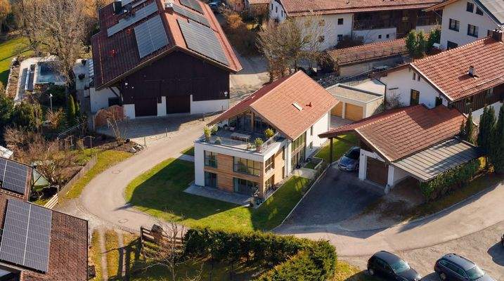 KI-Visualisierung Haus mit Terrasse