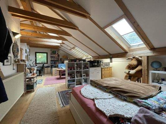 mit Einbauschrank in Schräge