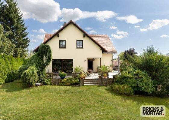 Garten mit Blick zum Haus