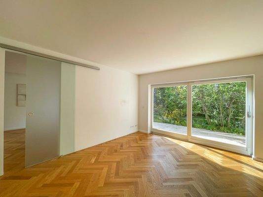 Die augenblickliche Trennwand ist leicht entfernbar, um einen noch größeren Wohnbereich zu erhalten