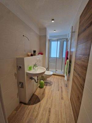 neues Bad mit großer Dusche