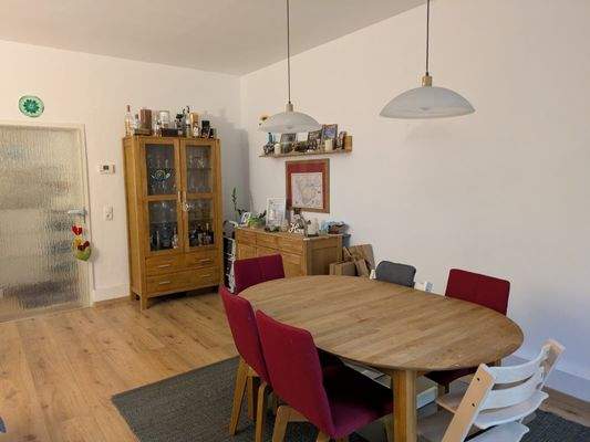 Geräumiges Wohnzimmer