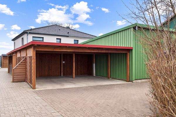 ein Carportstellplatz links