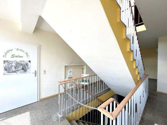 offener Flur mit freistehender Treppe