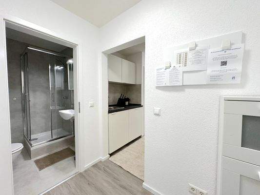 Moderne WG-Küche und Bad