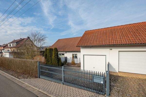 Tor und zweite Garage