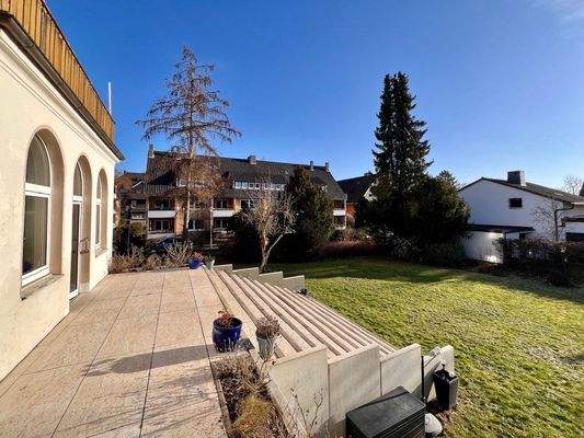 … und Treppe in den Garten