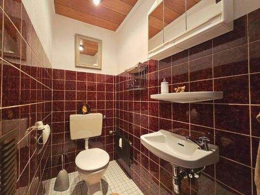 Separates Gäste-WC – praktisch und komfortabel für Besucher.