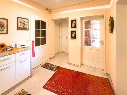 Ein großzügiger Flur empfängt Sie