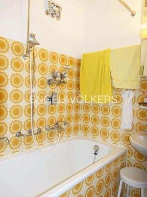 Badezimmer mit Wanne und Waschbecken