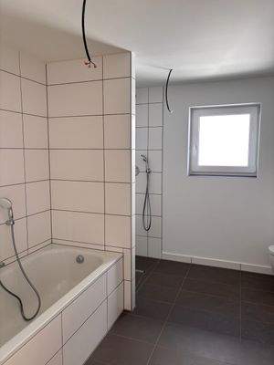 Bad mit Wanne und bodengleicher  Dusche