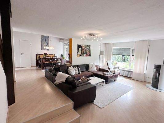 Großzügiges Wohnzimmer mit Kaminofen und Eßbereich