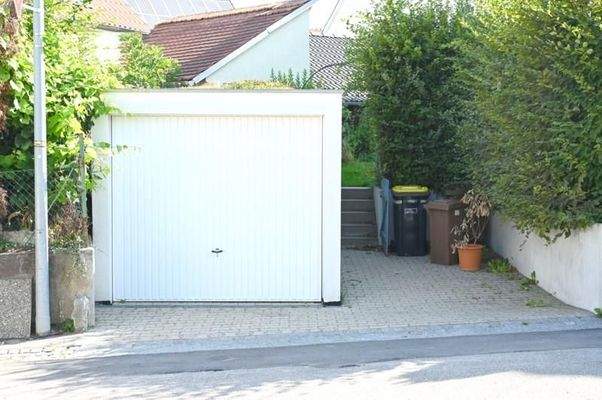 Garage mit Stellplatz