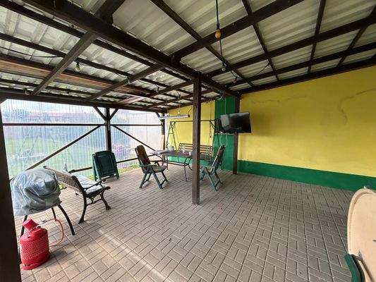 privater Grundstücksbereich- überdachte Terrasse.j