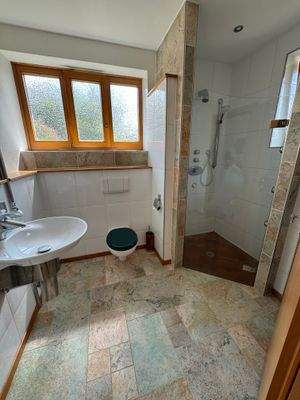 das hochwertig ausgestattete Duschbad im EG