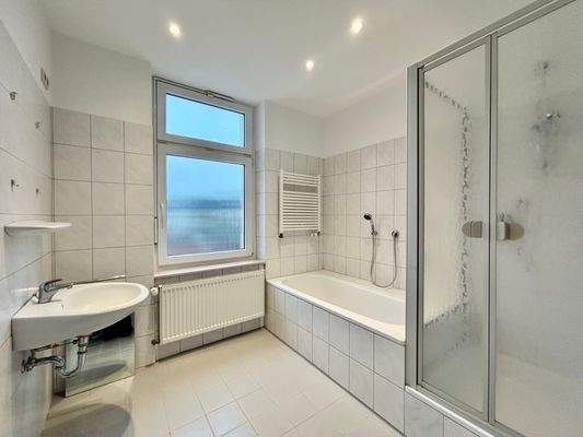 Badezimmer mit Badewanne und Dusche