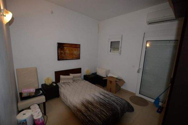 Freistehende Villa mit drei Schlafzimmern und Gästeapartment, Olivenhain und Pool