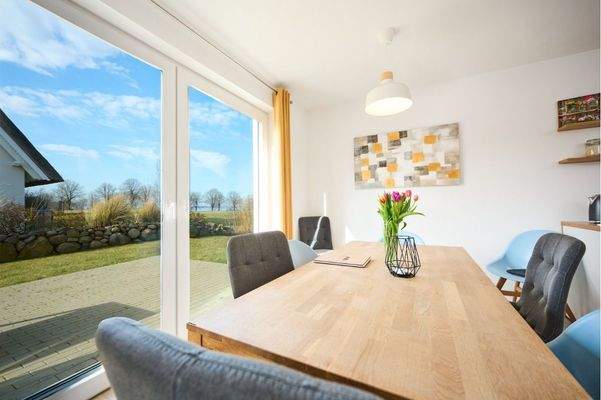 Essbereich im Detail mit Blick auf das Salzhaff