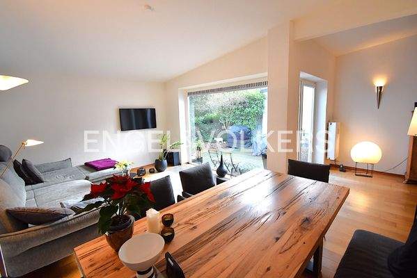 Wohnzimmer mit großem Panoramafenster