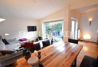 Wohnzimmer mit großem Panoramafenster