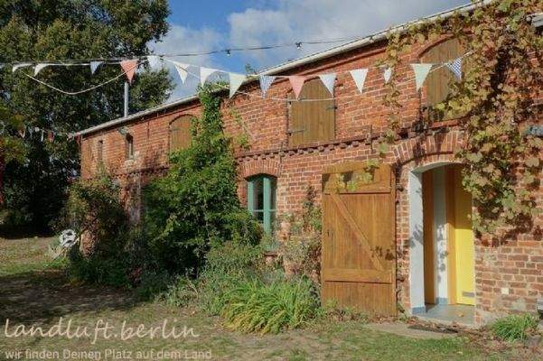 Sanitärhaus mit Toiletten und Wirtschaftsräumen