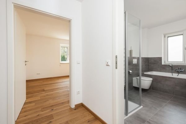 Wohnung 3_Blick ins Bad und Schlafen