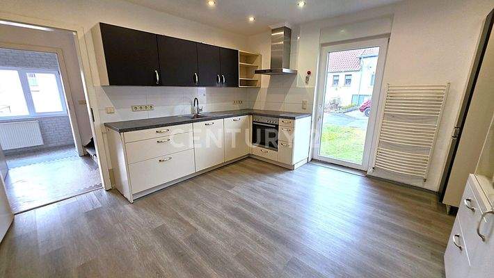 Große Küche mit moderner Einbauküche inklusive