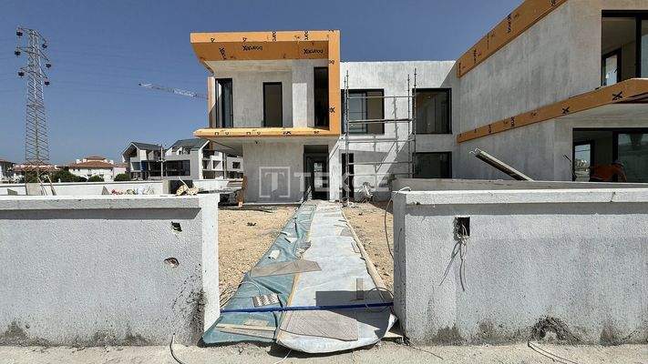 Semi-Detached Villas with Pools Close to Beaches in Izmir Çeşme