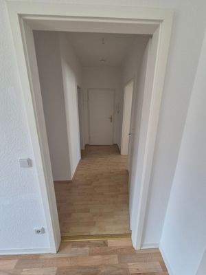 Heller Flur mit Holzboden