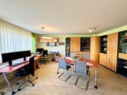 Büro im Erdgeschoss mit eigenem Eingang