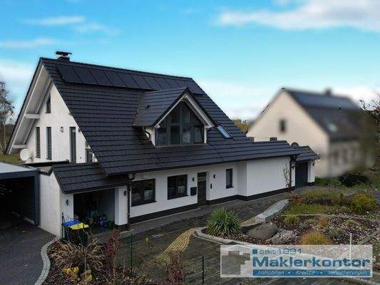 Frontansicht mit Vorgarten