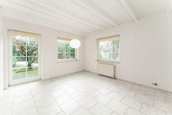 Wohnzimmer mit Blick auf die Terrasse und in den Garten