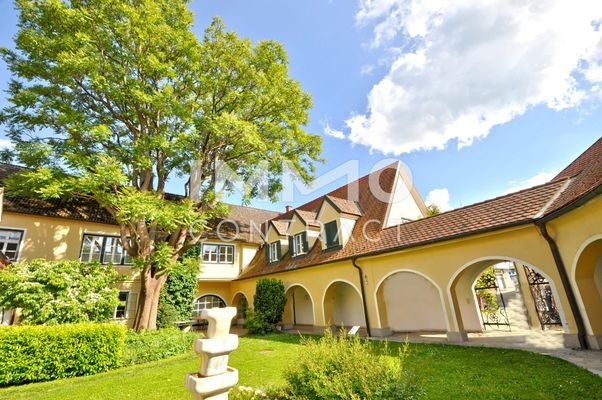 Innenhof mit Blick auf das Eingangstor