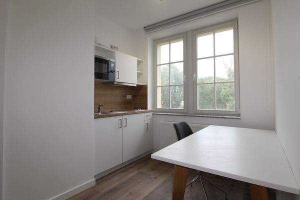 Helles Apartment-Küchendesign