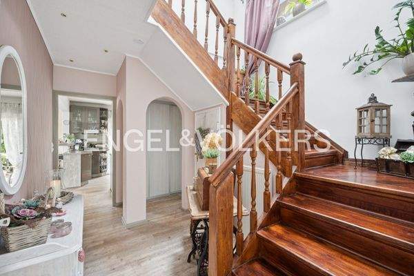 Flur mit Echtholztreppe