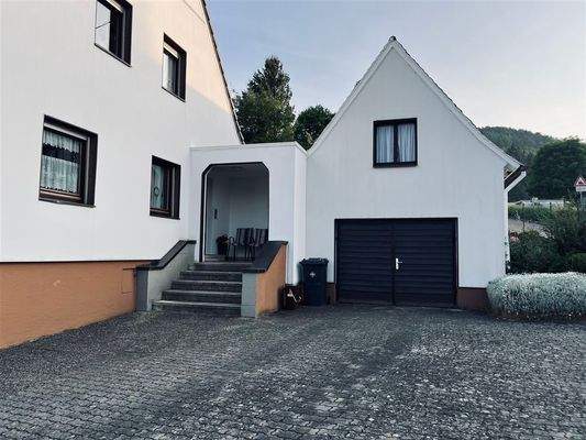 Einfahrt & Garage