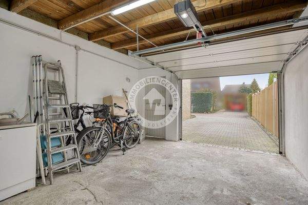 Der Blick aus der Garage zur Einfahrt