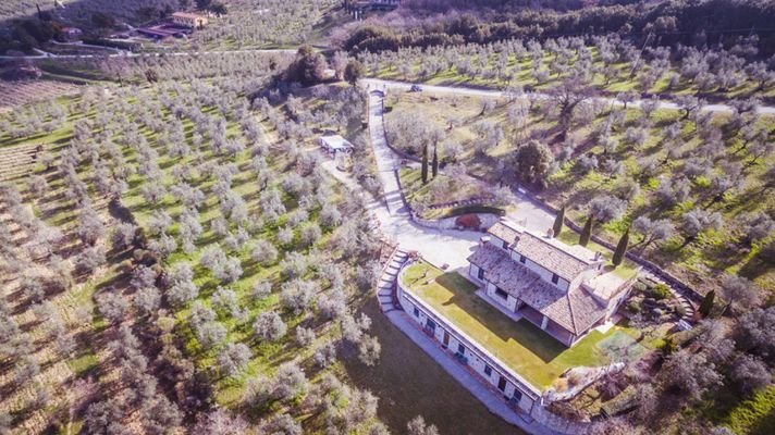 Charmantes Anwesen mit viel Platz und Blick auf den Lago di Corbara