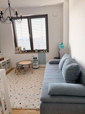 Kinderzimmer mit großem Fenster