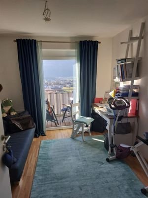 Büro/Kinderzimmer mit Balkonzugang 