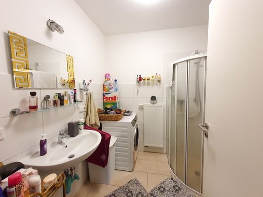 EG-Wohneinheit / links-Badezimmer 