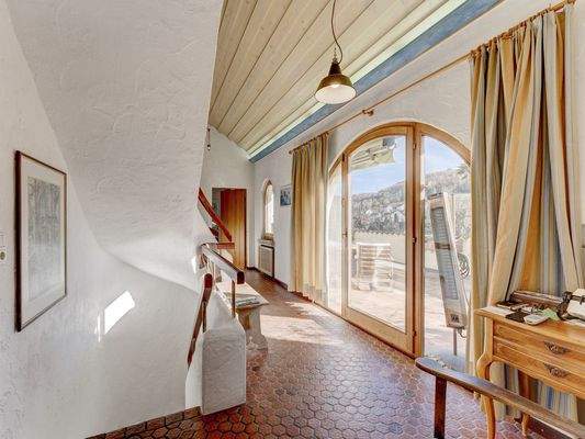 Sicht vom Austritt aus der Küche zur Terrasse