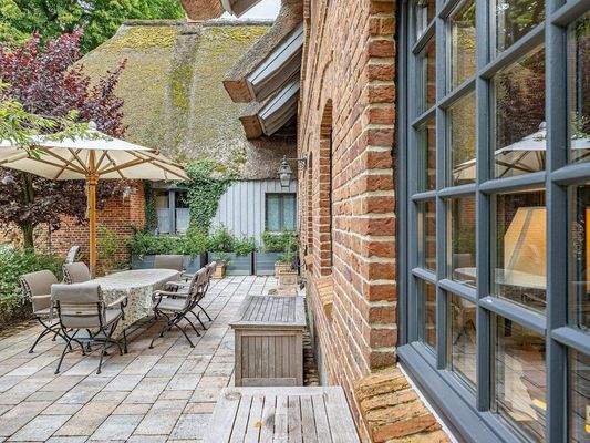 Große Terrasse auf der Südseite des Querflügels